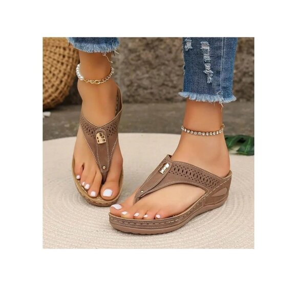 Women's Vegan Suede Perforated Thong Sandals With Gold Detail Tan Color Size 9 N - Picture 1 of 12